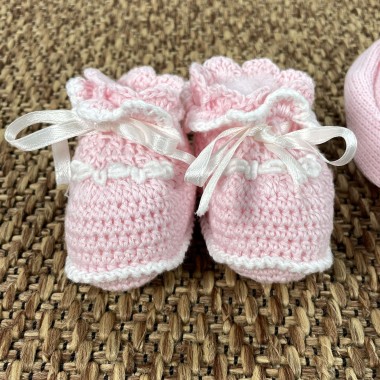 Completo cuffia e babbucce ricamate Neonata 0/36