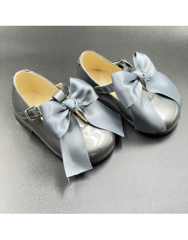 Patent shoe with satin bow