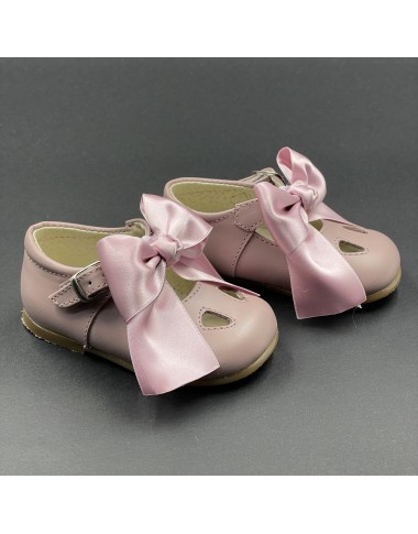 Shoes eyelets icon satin bow