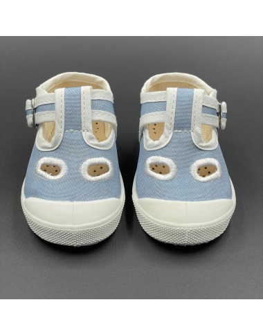 Shoes eyelets in canvas