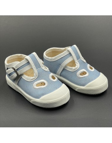 Shoes eyelets in canvas