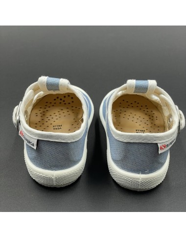 Shoes eyelets in canvas