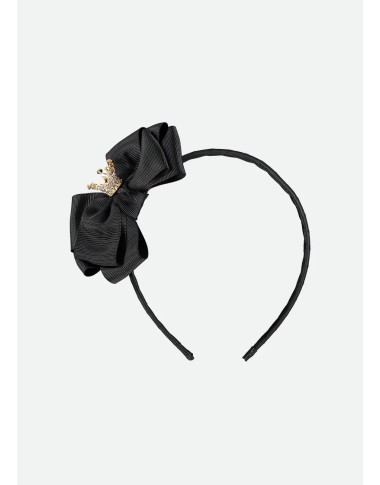 Circle with bow and crown