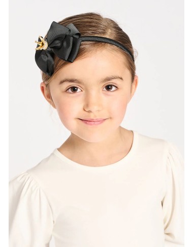 Circle with bow and crown