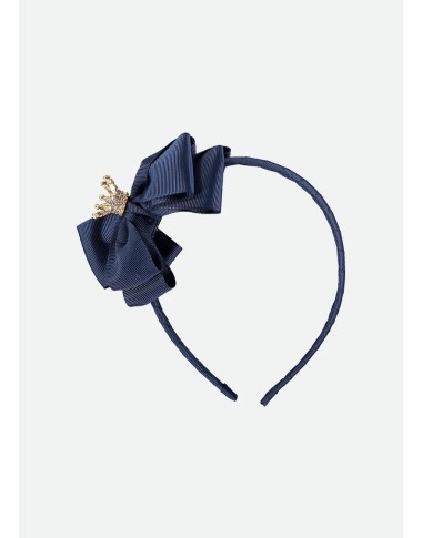 Circle with bow and crown