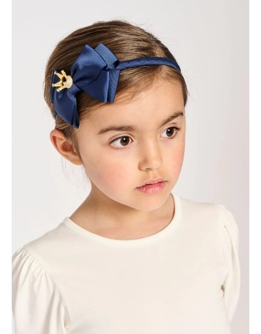 Circle with bow and crown