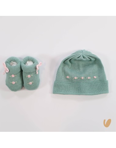 Little shoes and hat with roses
