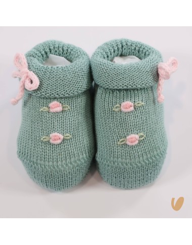 Little shoes and hat with roses