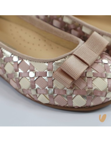 Multicolor woven dancers