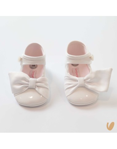 Ballerinas in bow paint