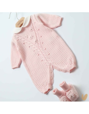 Suit case and fouls in wool