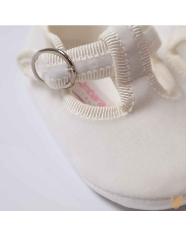 Scarpine velvet eyelets