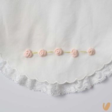 Bavetta ricamata a mano roselline Mussole e Bavette