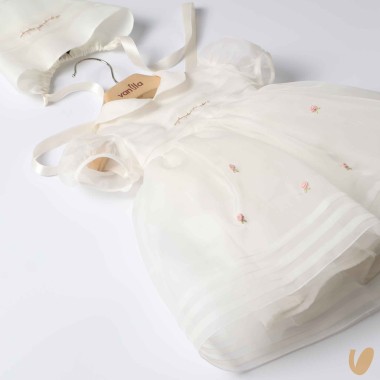 Abito e cuffia in seta e roselline Battesimo