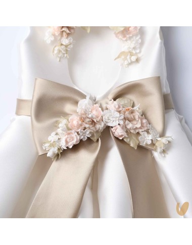 Ceremony dress kisses