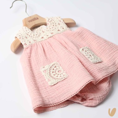 Mini abito in mussola e crochet Abito e Tute