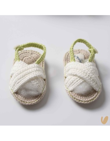 Complete birth in piqué flowers and butterflies