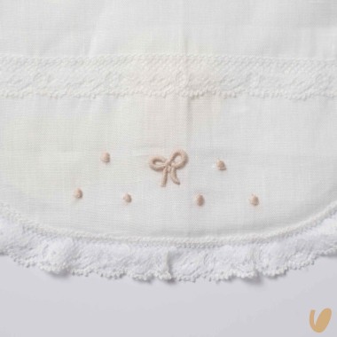 Bavetta in lino e valencienne nodi d'amore Bavetta e Mussola