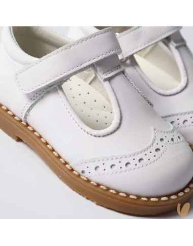 Leather eyelets shoes